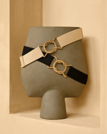 twee riemen beige en zwart op display