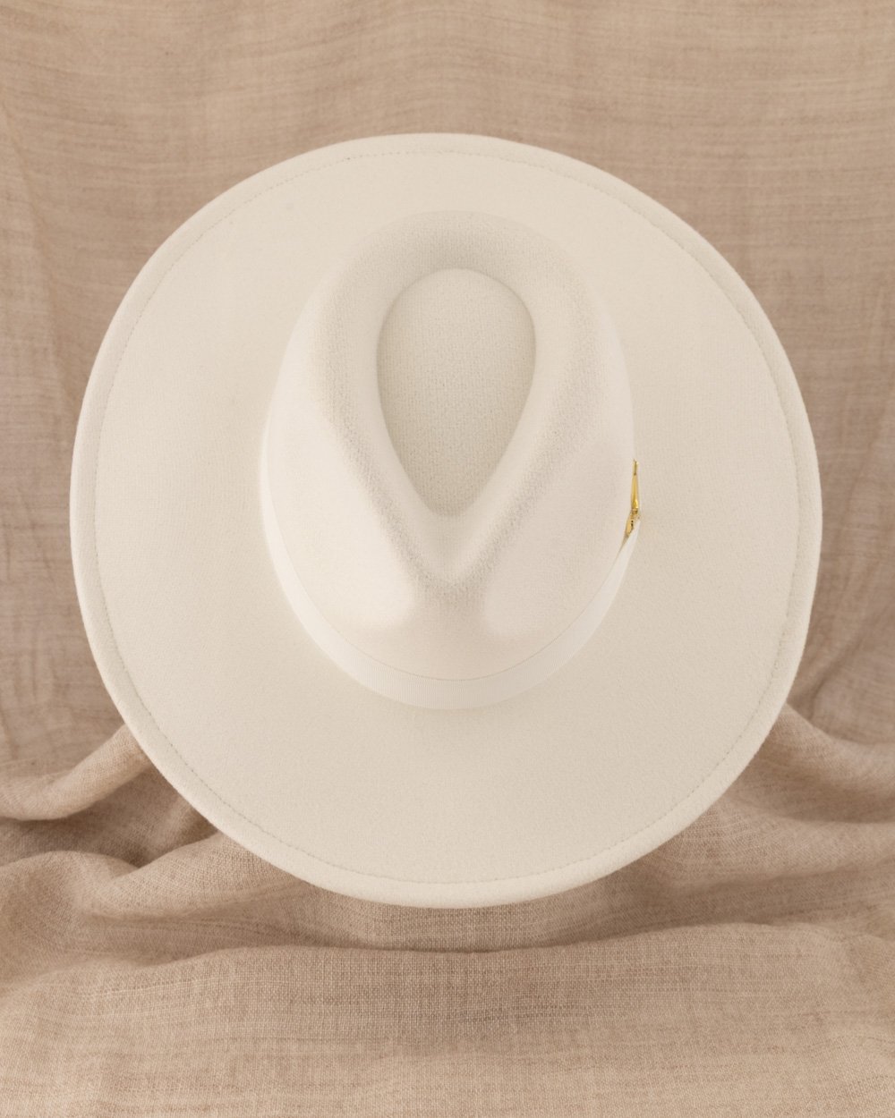 dames hoed in de kleur ecru, hoeden groothandel amsterdam