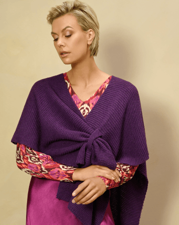 Model met paarse omslagdoek