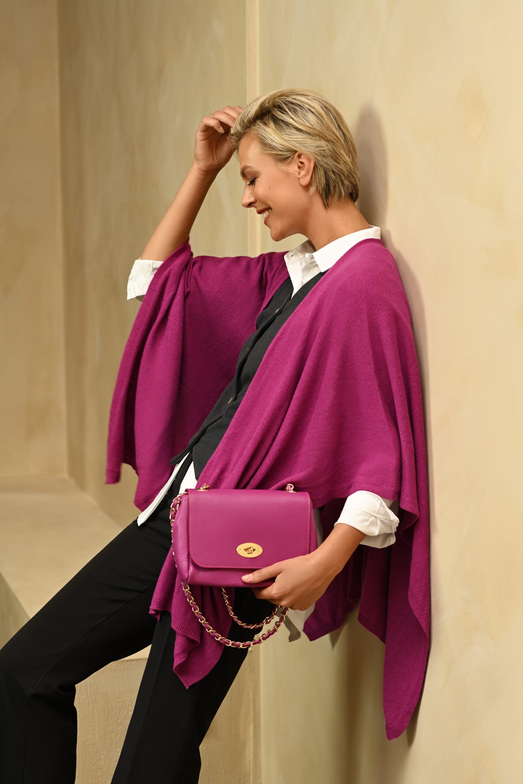 Paarse tas en paarse poncho