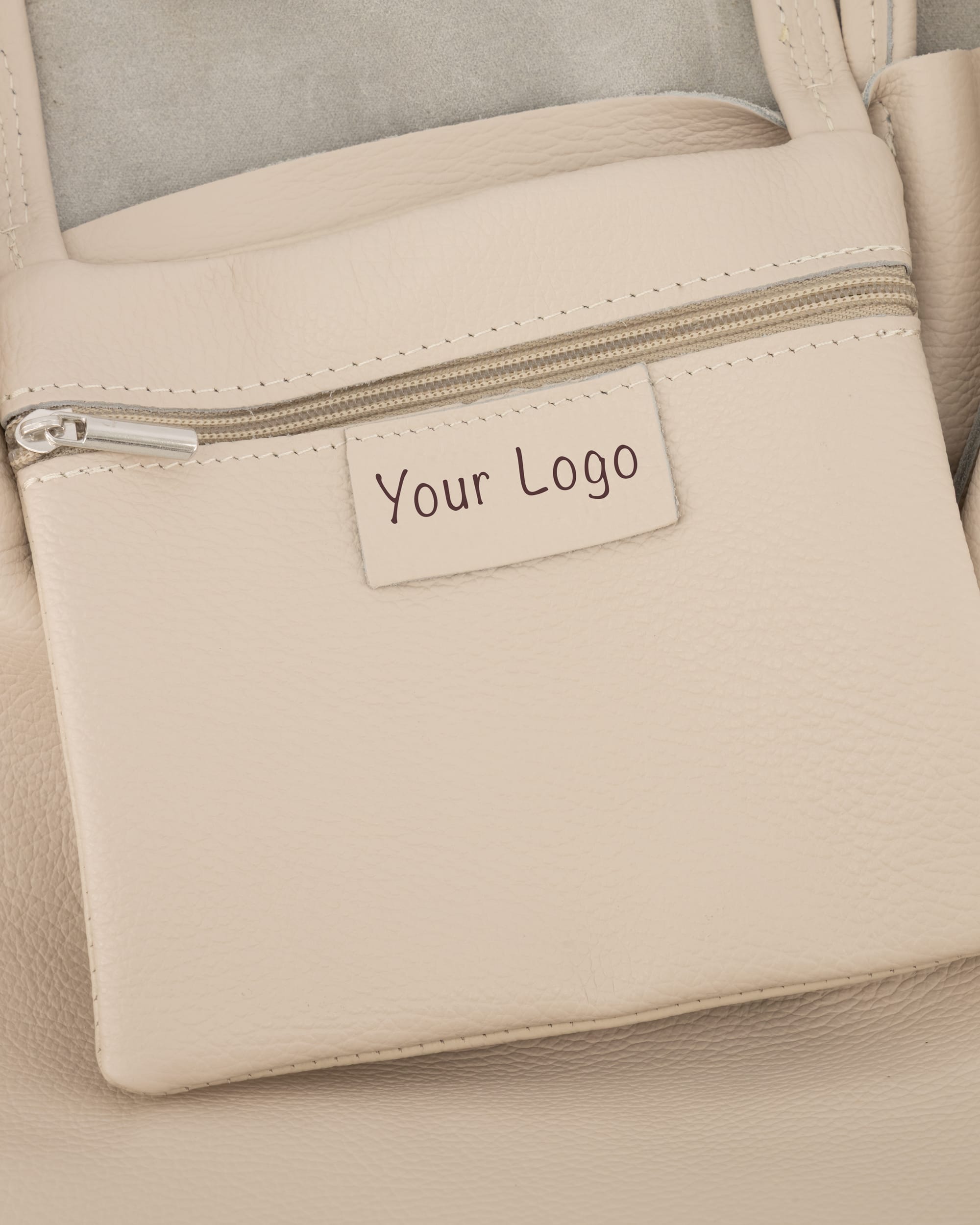 Voorbeeld van eigen logo op een leren tas