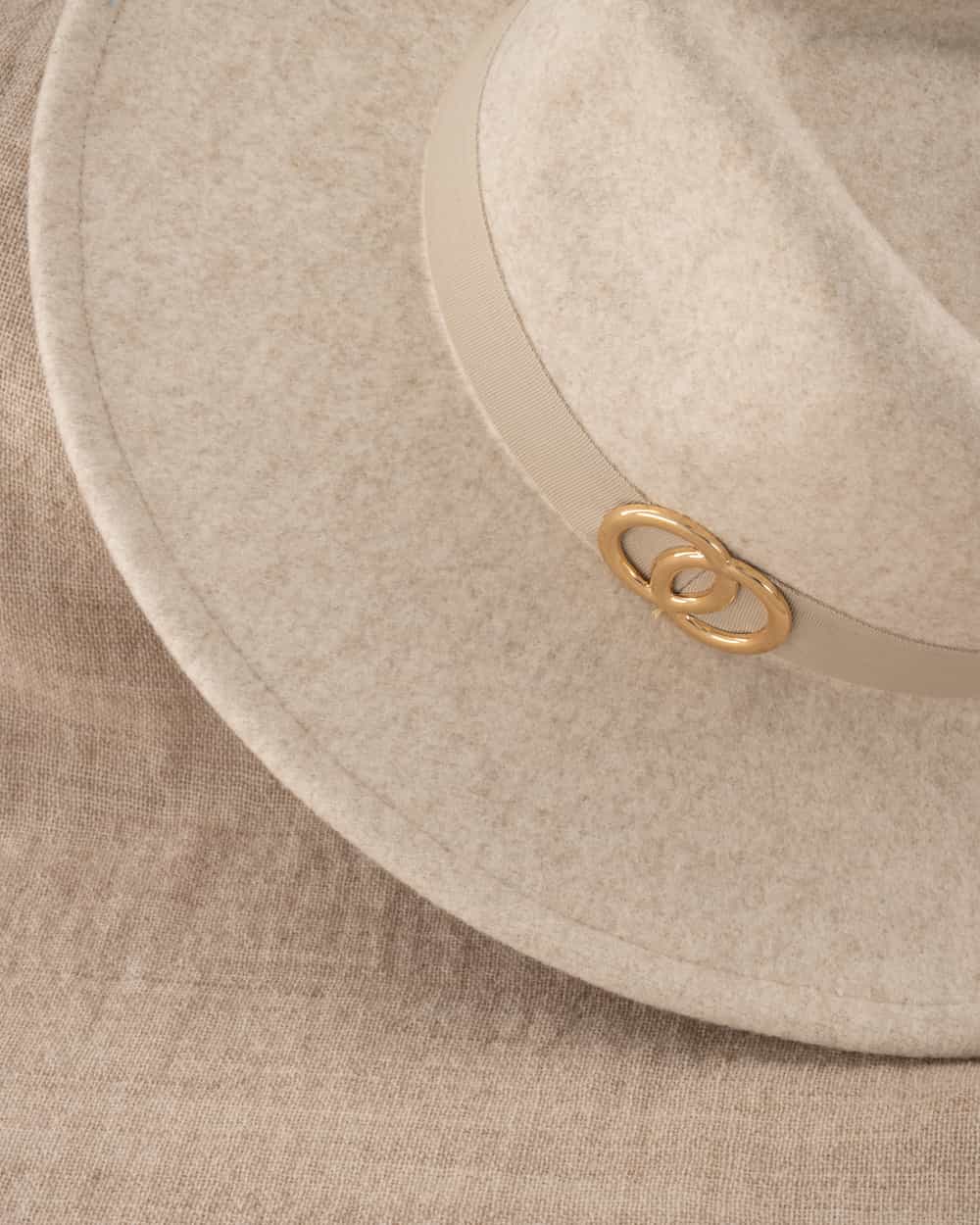 beige dames hoed met embleem