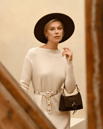 model-hoed-tas-bruin